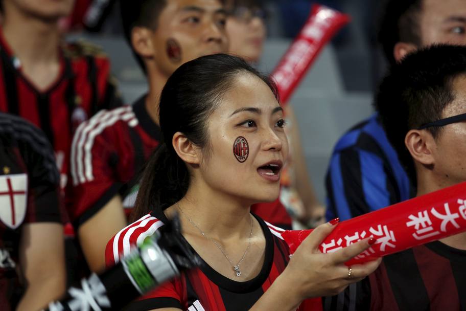Stemma del Milan sulla guancia per l&#39;improvvisata tifosa rossonera. Reuters